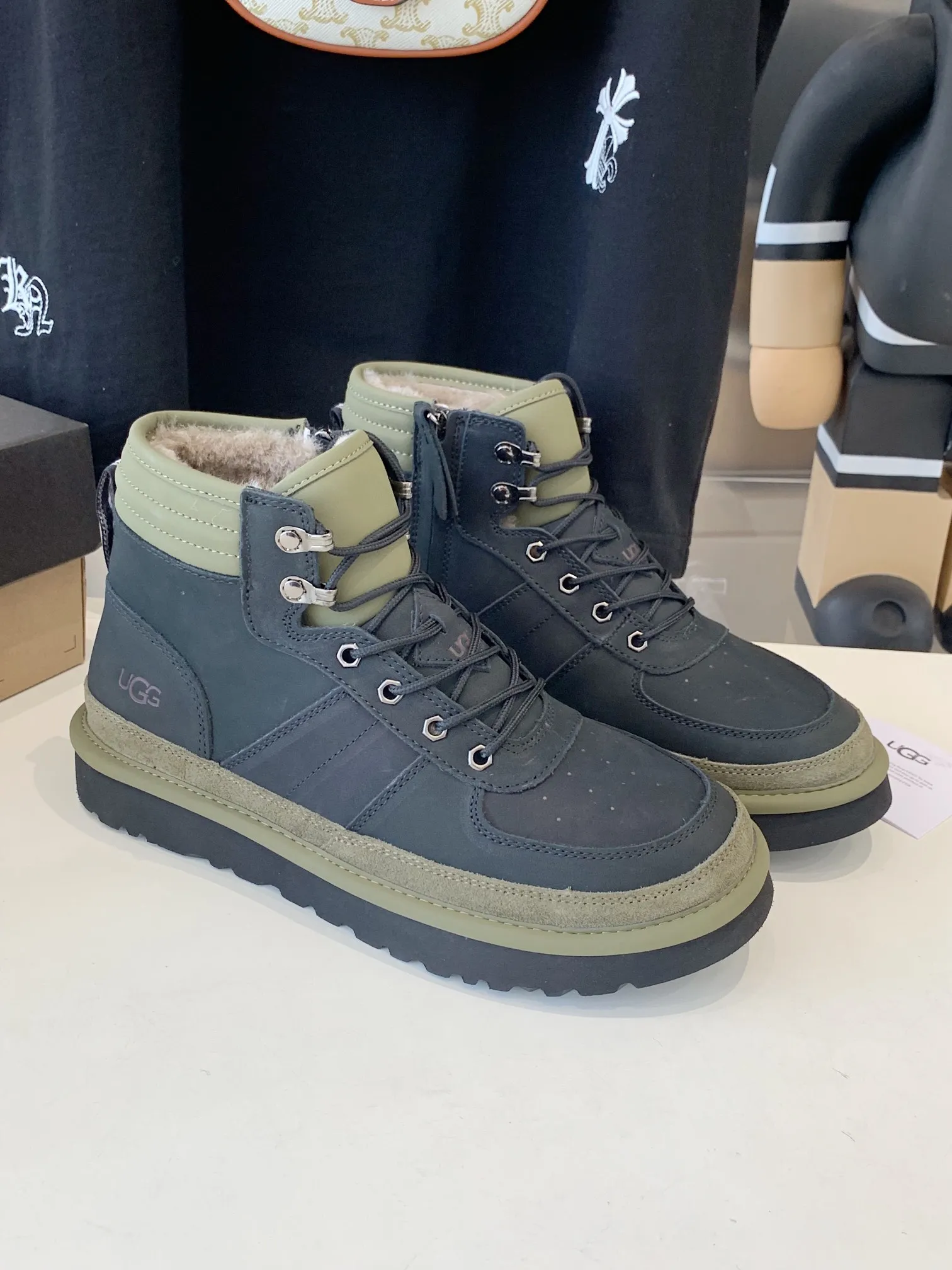 [UGG] P: 660💰 Men's model. Size: 39-44 𝐔gg 1122170 Side zipper Highlander men's shoes. Men's sheepskin lining imported from Australia. Sole. Light wing technology outsole. The upper foot is very comfortable. Men's snow boots are OK for husband and dad. High-end atmosphere. Three colors: chestnut, dark brown, olive green.